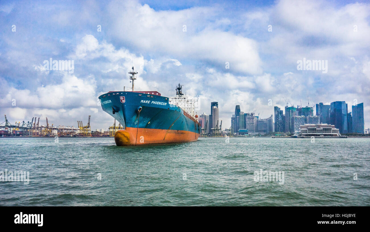 Container-Schiff vertäut Mare Phoenicium am Hafen von Singapur mit Blick auf die Skyline von Singapur und Marina Bay Cruise Centre Stockfoto