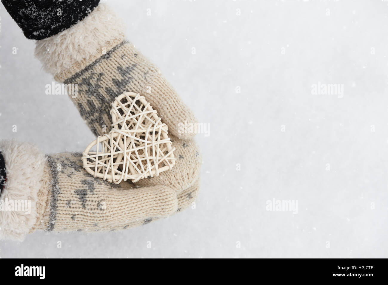 Rattan Herz in Händen Stockfoto