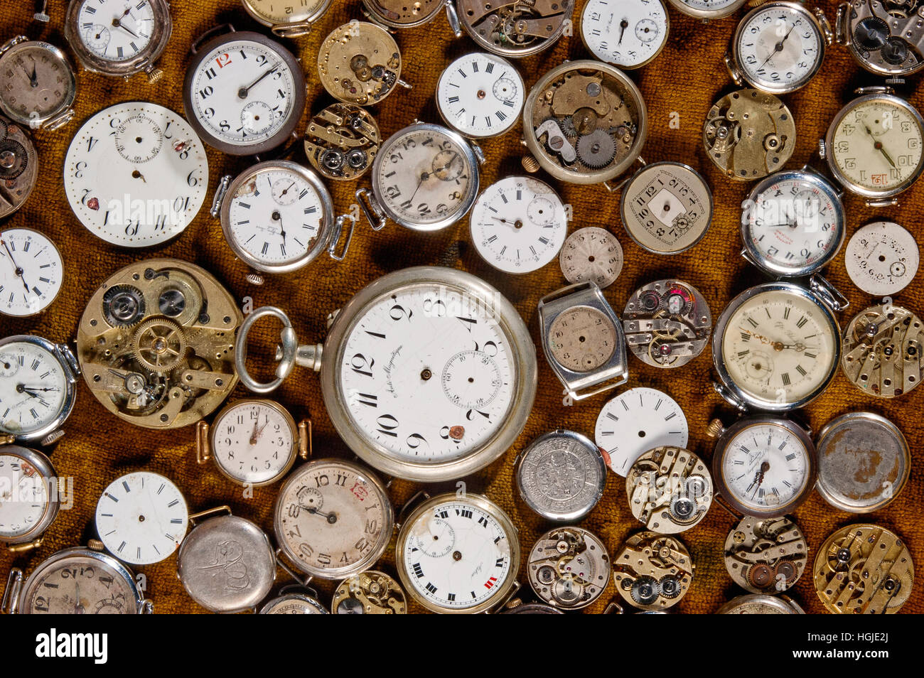 Alte Armbanduhren und Teile. Stockfoto