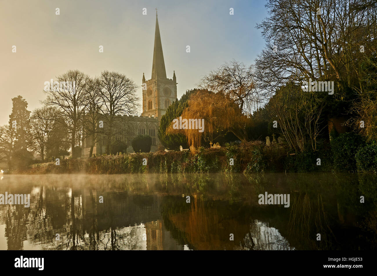 Heilige Dreifaltigkeitskirche Stratford-upon-Avon steht mit Blick auf den Fluss Avon an einem nebligen Wintermorgen. Stockfoto