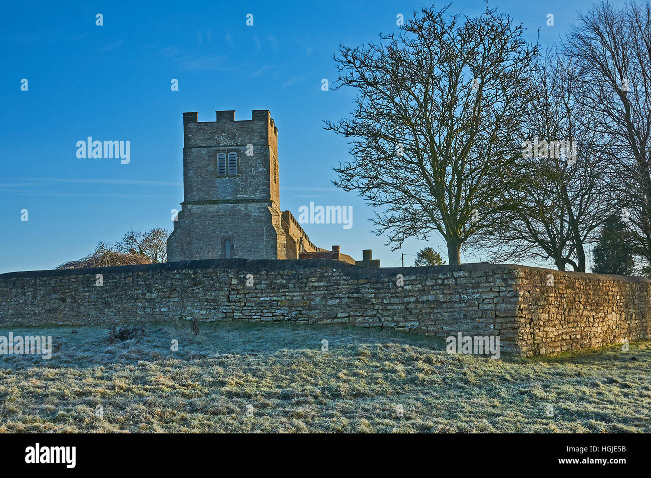 Die Pfarrei Kirche St Giles Chesterton steht in einem Feld weit entfernt von dem kleinen Dorf, an einem frostigen Wintermorgen hier gesehen Stockfoto
