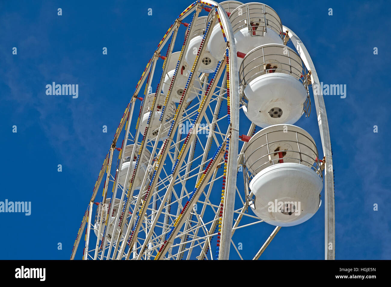Abstraktes Bild das Riesenrad und die Pier in Blackpool, umrahmt von einem klaren blauen Himmel. Stockfoto