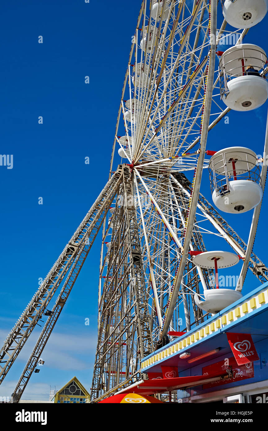 Abstraktes Bild das Riesenrad und die Pier in Blackpool, umrahmt von einem klaren blauen Himmel. Stockfoto