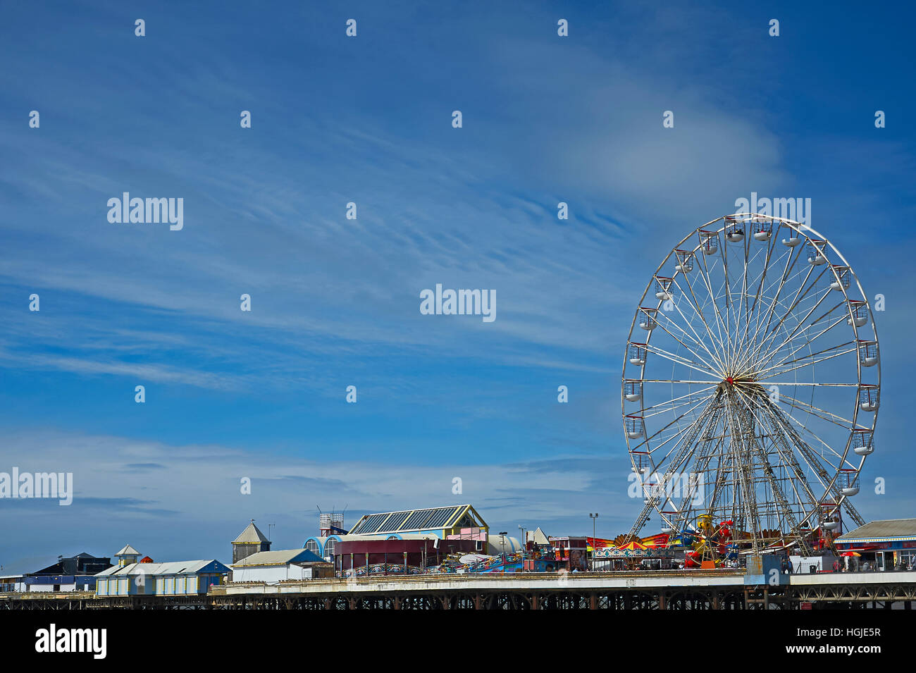 Blackpool North Pier Rummelplatz mit Riesenrad vor blauem Himmel Stockfoto