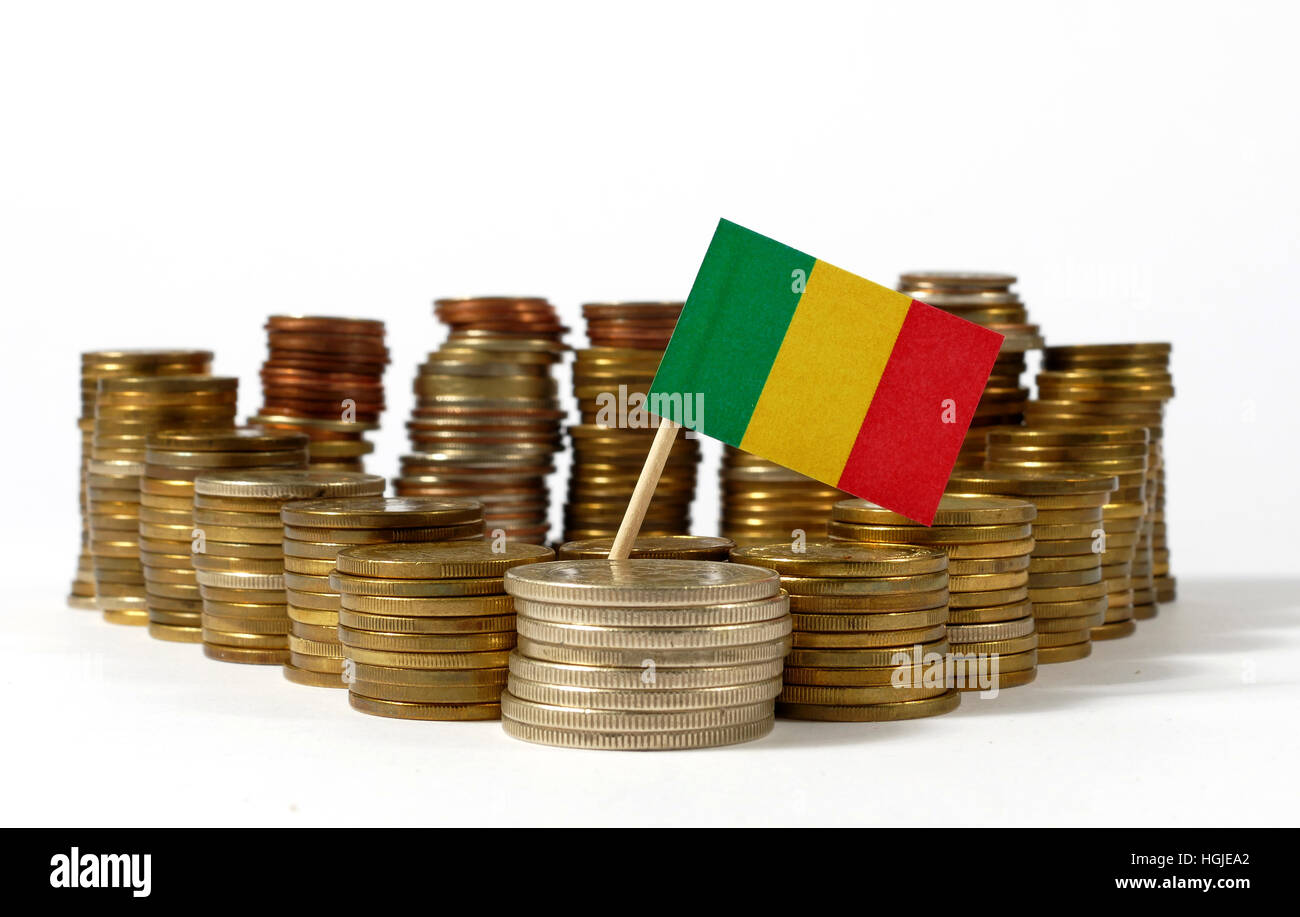 Mali-Fähnchen mit Stapel von Geld Münzen Stockfoto