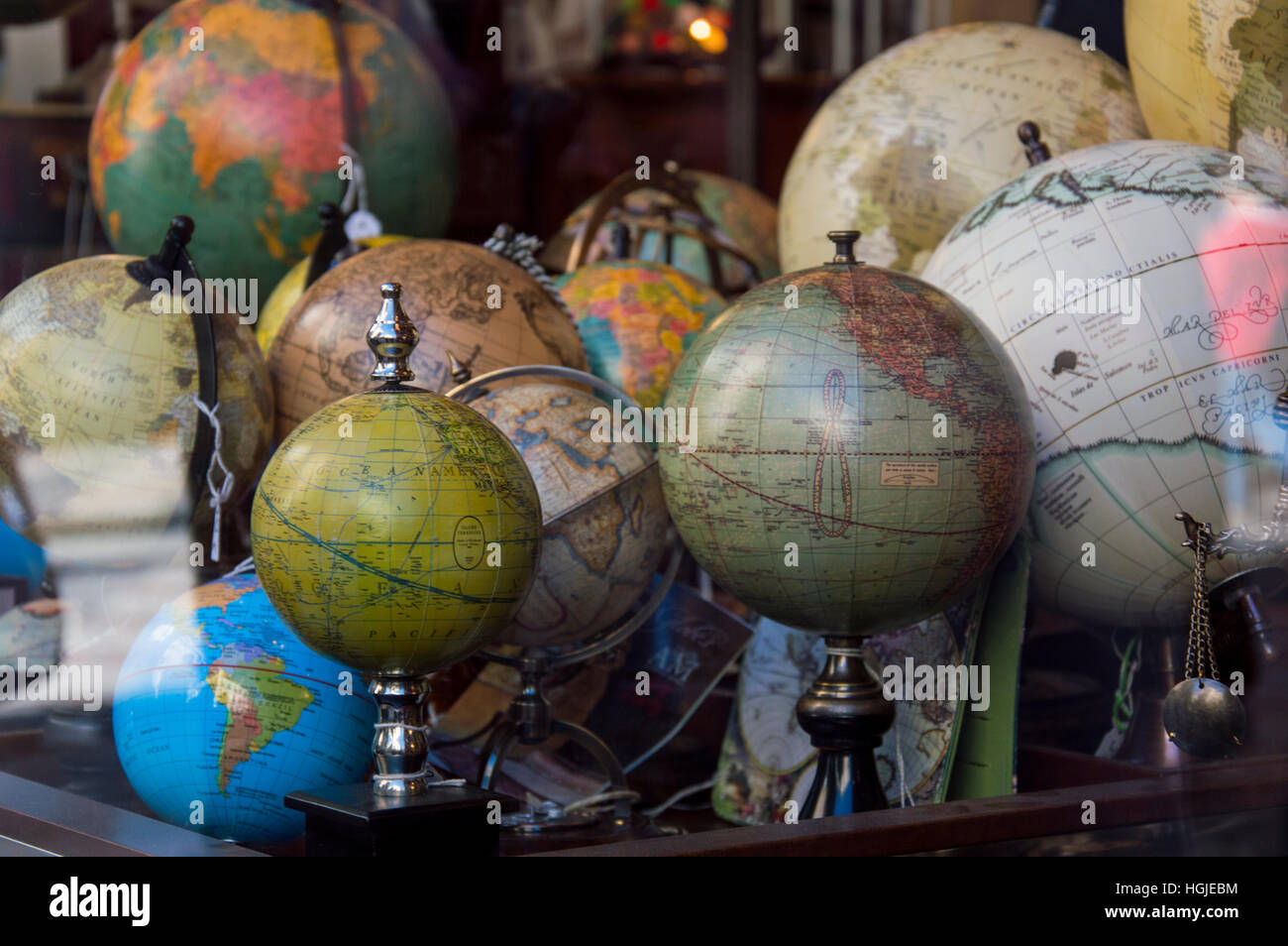 Vintage Welt Globus reisen Fernweh Kontinente Landkarte Welt Karte Voyager  Madrid Schaufenster Karte Shop Welt Globus Shop Shop Geschenk  Stockfotografie - Alamy