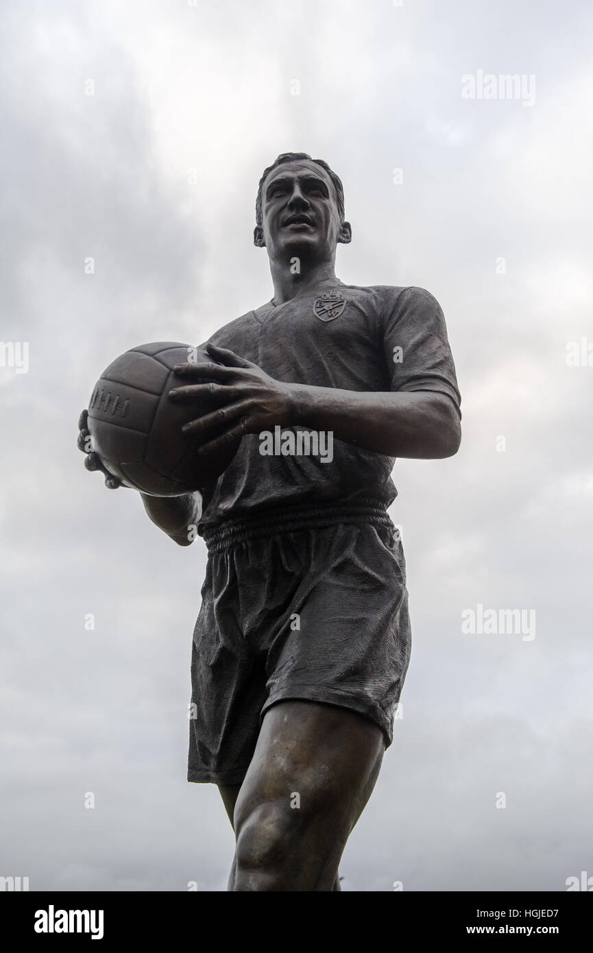 Statue von Nat Lofthouse im Macron-Stadion, Heimat der Bolton Wanderers FC, Horwich, Bolton, Lancashire, UK mit Textfreiraum. Stockfoto