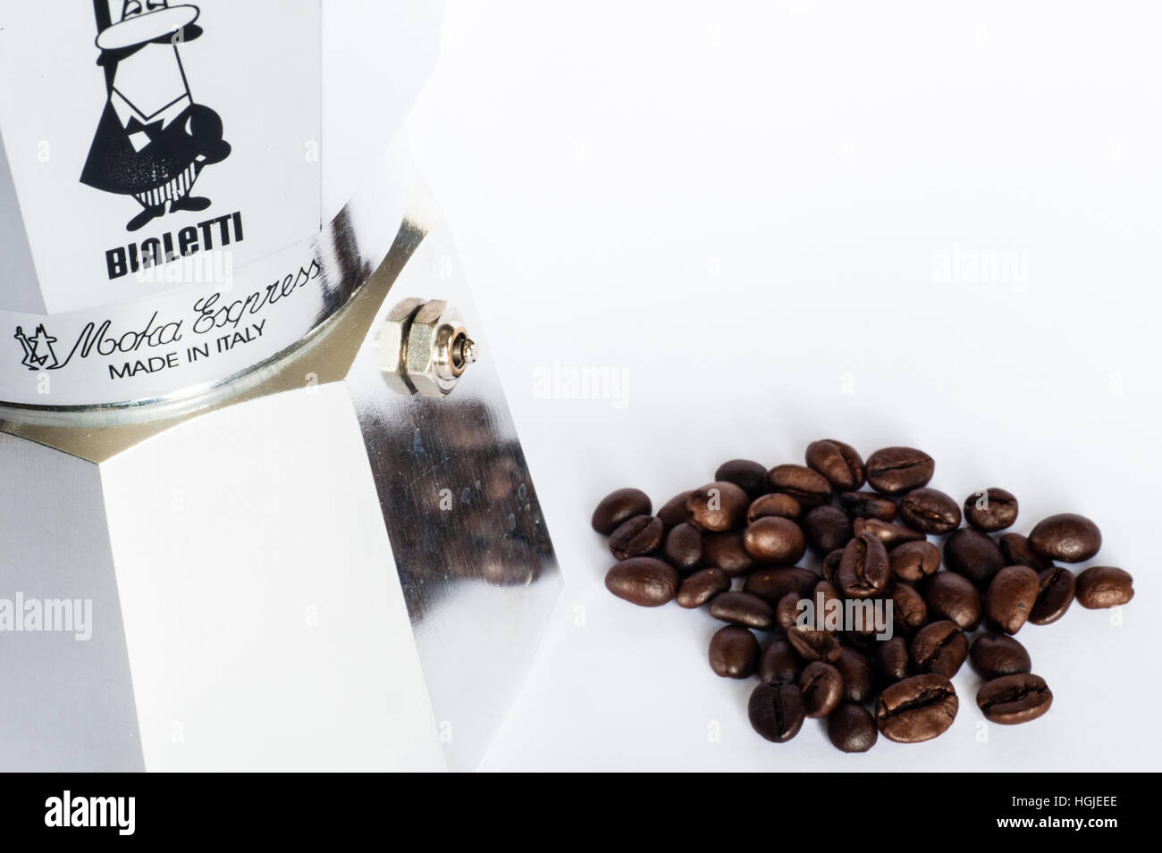 Bialetti Kaffeekanne mit ganzen Kaffeebohnen auf weißem Hintergrund mit Kopierfläche. Stockfoto