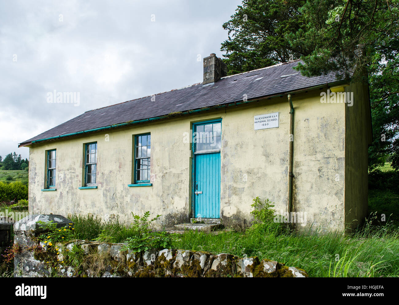 Slievenakilla National School, einer kleinen stillgelegten/verlassenen Dorfschule, Baujahr 1895, im County Leitrim, Irland Stockfoto