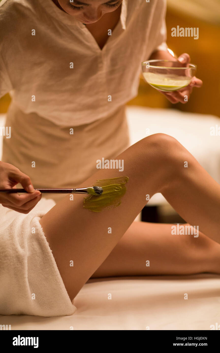 Schöne junge Frau, die Hautbehandlung Stockfoto