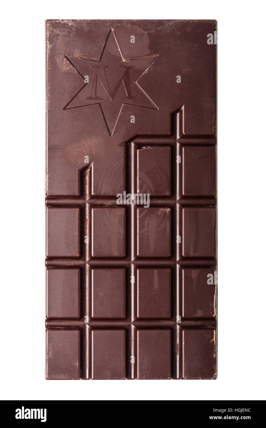 Eine Bar Montezuma sehr dunkler Schokolade auf einem weißen Hintergrund Stockfoto