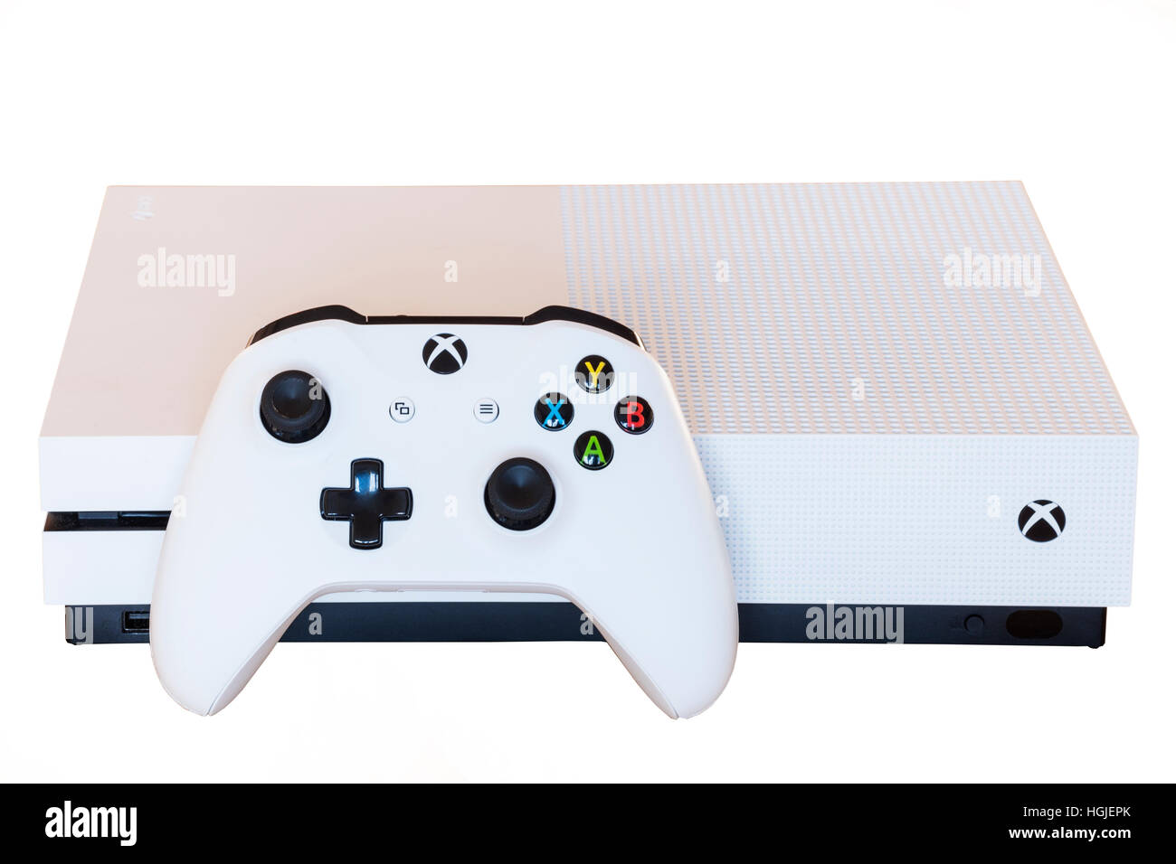 Eine XBOX ONE S-Spiele-Konsole und Controller auf weißem Hintergrund Stockfoto