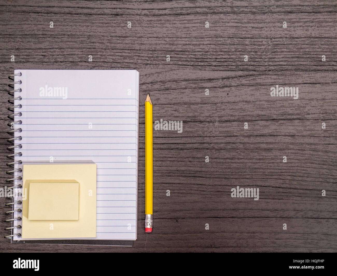Schreibtisch, Spiralblock, Haftnotizen, Bleistift auf Schreibtisch Stockfoto