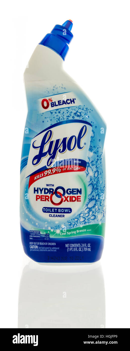 Winneconne, Wisconsin - 7. Januar 2017: Flasche von Lysol WC-Becken Reiniger mit Hyrogen Peroxid auf einem isolierten Hintergrund. Stockfoto