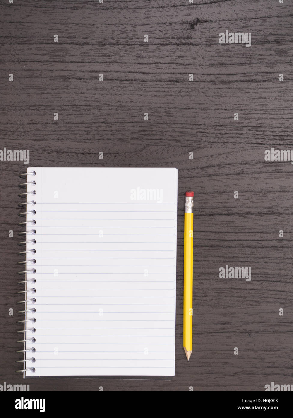 Desktop mit Spiral-Notizbuch, gelbe Bleistift Stockfoto