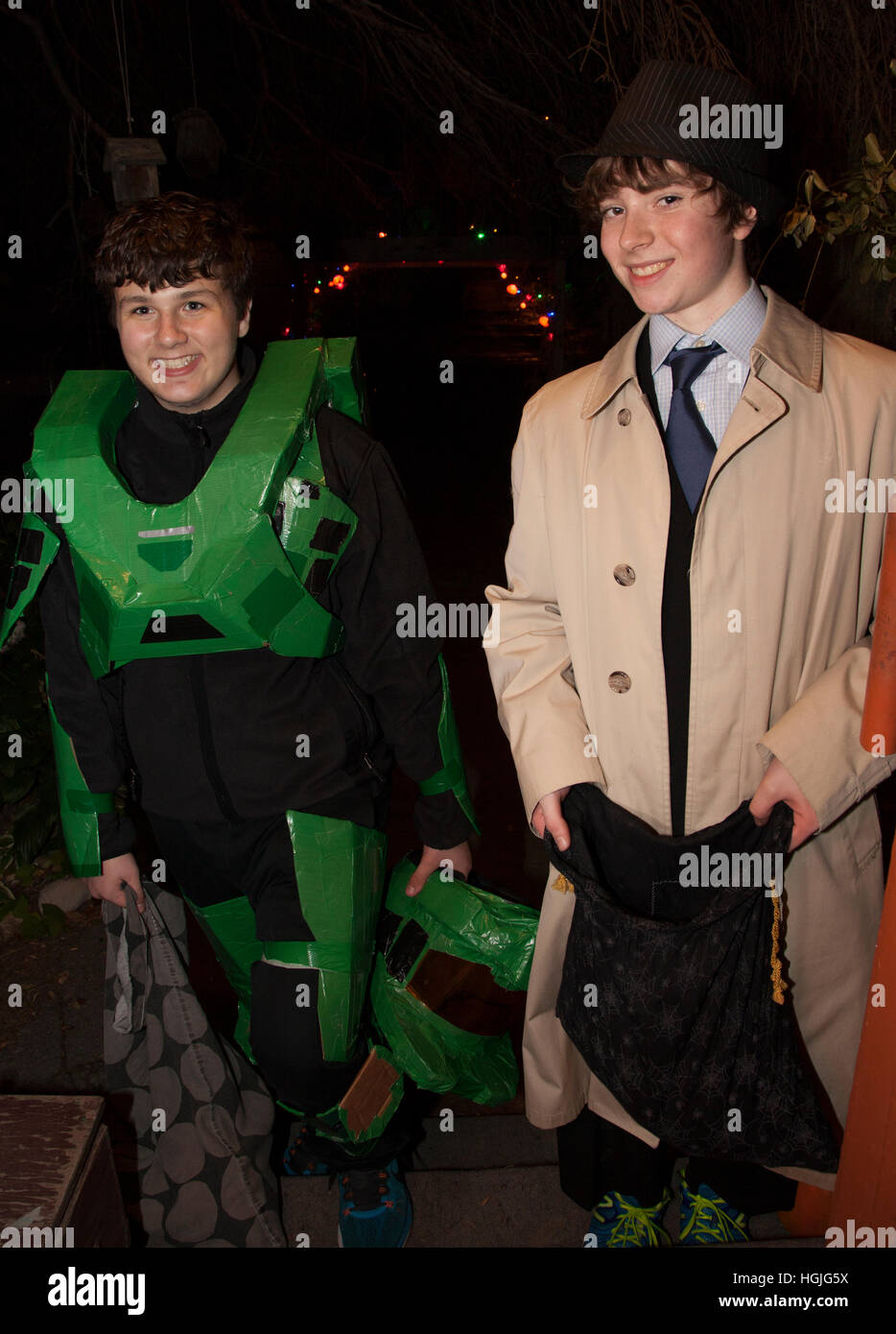 Teen nehmen Atempause von seinem Ninja Turtle Kostüm Halloween Trick sammeln oder Süßigkeiten zu behandeln. St Paul Minnesota MN USA Stockfoto