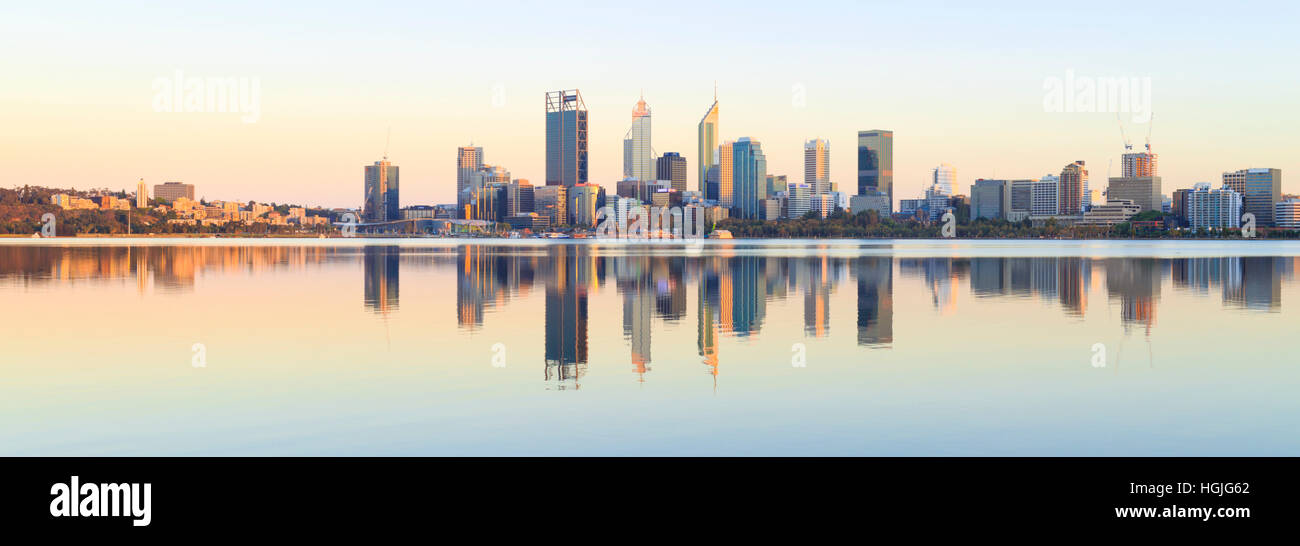 Die Stadt und den Swan River bei Sonnenaufgang. Stockfoto