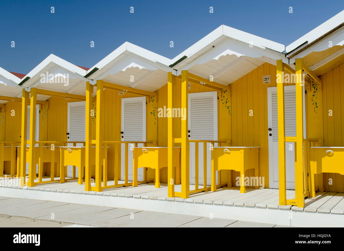 Gelbe Strandhütten, Forte dei Marmi, Toskana, Italien Stockfoto