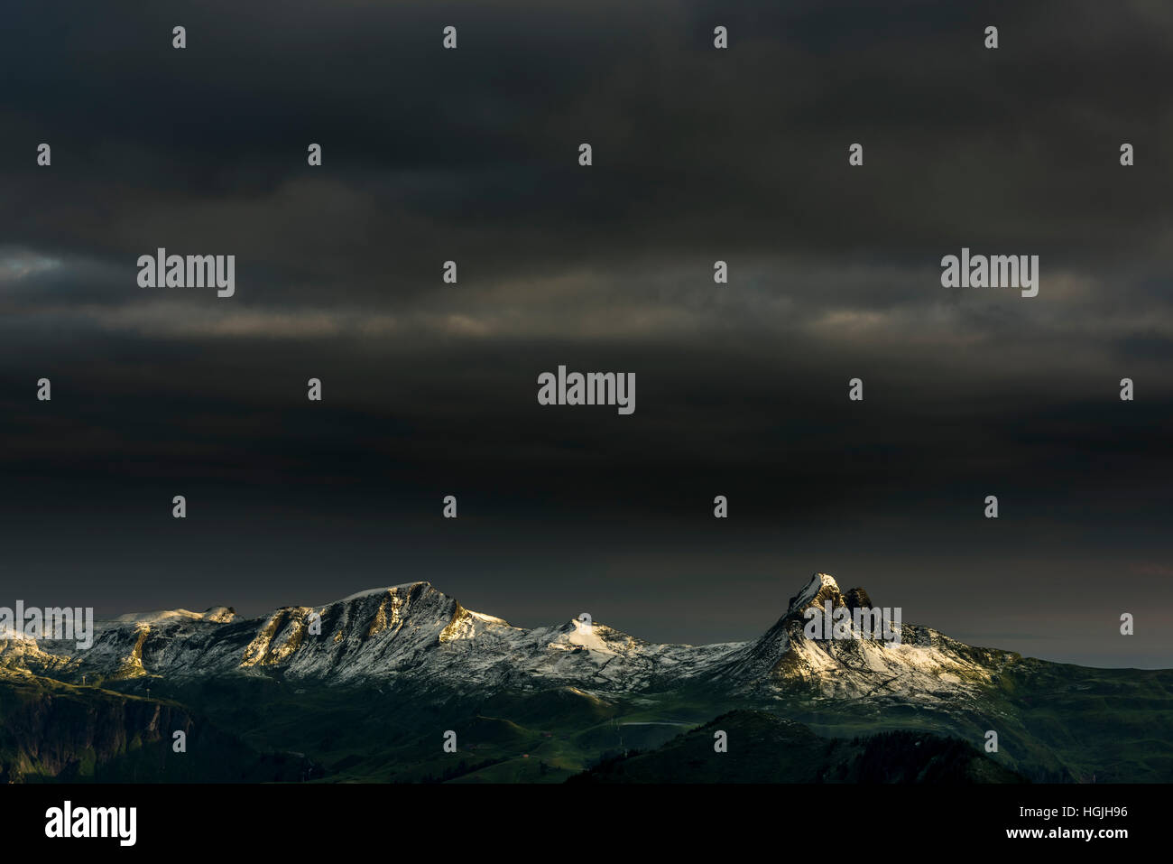Damülser Horn, höchster Berg im Bregenzer Wald Gebirge, dunkle Wolken und Gewitterstimmung, Damüls, Vorarlberg Stockfoto