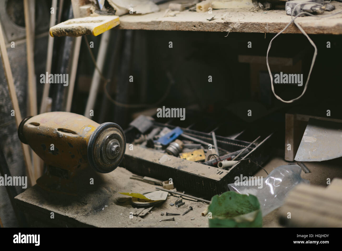 Werkbank mit einer elektrischen Schmirgel-Nacht Stockfoto