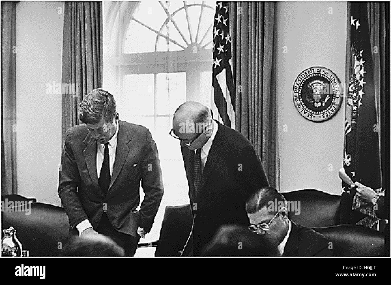 Sitzung des Exekutivkomitees des National Security Council, der Kuba-Krise in der Cabinet Room im Weißen Haus in Washington, DC am 29. Oktober 1962 zu diskutieren. Von links nach rechts: US-Präsident John F. Kennedy, US-Außenminister Dean Rusk, US-Verteidigungsminister Robert S. McNamara. Bildnachweis: Weiße Haus über CNP - kein Draht-SERVICE - Foto: White House/konsolidiert News Fotos/weiße Haus über CNP Stockfoto