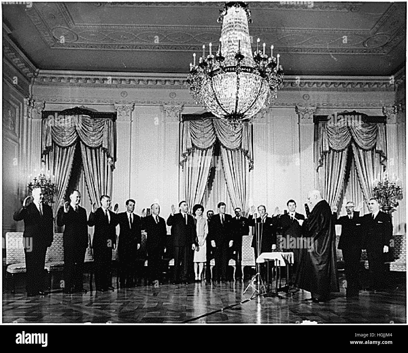 Vereidigung des Kabinetts von US-Präsident John F. Kennedy im East Room des weißen Hauses am 21. Januar 1961. US Chief Justice Earl Warren verwaltet Eid zu (L-R) Dean Rusk, Secretary Of State; Douglas Dillon, Minister fuer dem Fiskus; Robert S. McNamara, Verteidigungsminister; Kennedy, Generalstaatsanwalt; J. Edward Day, Postmeister-General; Stewart Udall, Staatssekretär des Innern; First Lady Jacqueline Kennedy; US-Präsident John F. Kennedy; Adlai, US-Vertreter bei den Vereinten Nationen; Orville Freeman, Sekretär für Landwirtschaft; (versteckte: Luther H Stockfoto
