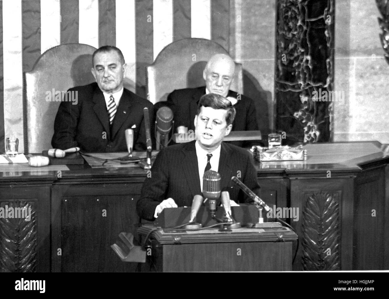 US-Präsident John F. Kennedy skizziert seine Vision für die bemannte Weltraumfahrt in einer gemeinsamen Sitzung des Kongresses der Vereinigten Staaten in Washington, DC am 25. Mai 1961 als er erklärte, ". Ich glaube, diese Nation sollte sich verpflichten, um das Ziel zu erreichen, noch in diesem Jahrzehnt, einen Mann auf dem Mond zu landen und ihn sicher zur Erde zurück. " Dieses Ziel wurde erreicht, als Astronaut Neil A. Armstrong der erste Mensch auf dem Mond um 10:56 Uhr MESZ, 20. Juli 1969 seinen Fuß gesetzt wurde. Gezeigt in den Hintergrund Ar US-Vizepräsident Präsident Lyndon B. Johnson, links und Lautsprecher des Hauses Sam T. Stockfoto