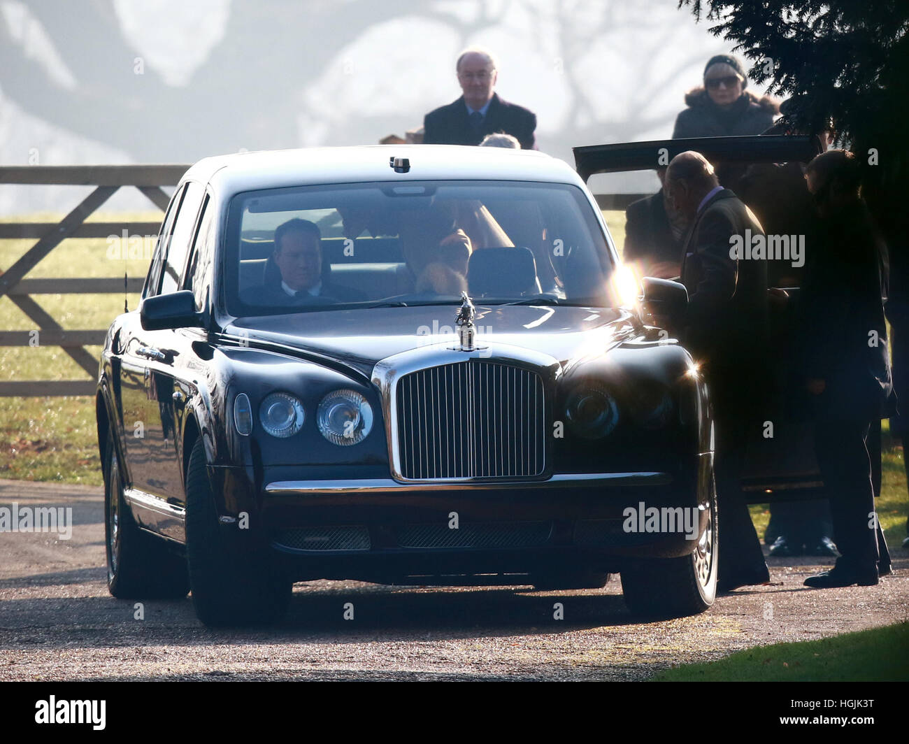 Sandringham, Norfolk, Großbritannien. 22. Januar 2017. HM Königin Elizabeth II zur Kirche in Sandringham. . Sandringham, Norfolk, Großbritannien. . 22.01.2017 HM Königin Elizabeth II. und Prinz Philip, Herzog von Edinburgh besuchen die St. Maria Magdalena Kirche Sonntag-Morgen-Service in Sandringham.  Bildnachweis: Paul Marriott/Alamy Live-Nachrichten Stockfoto