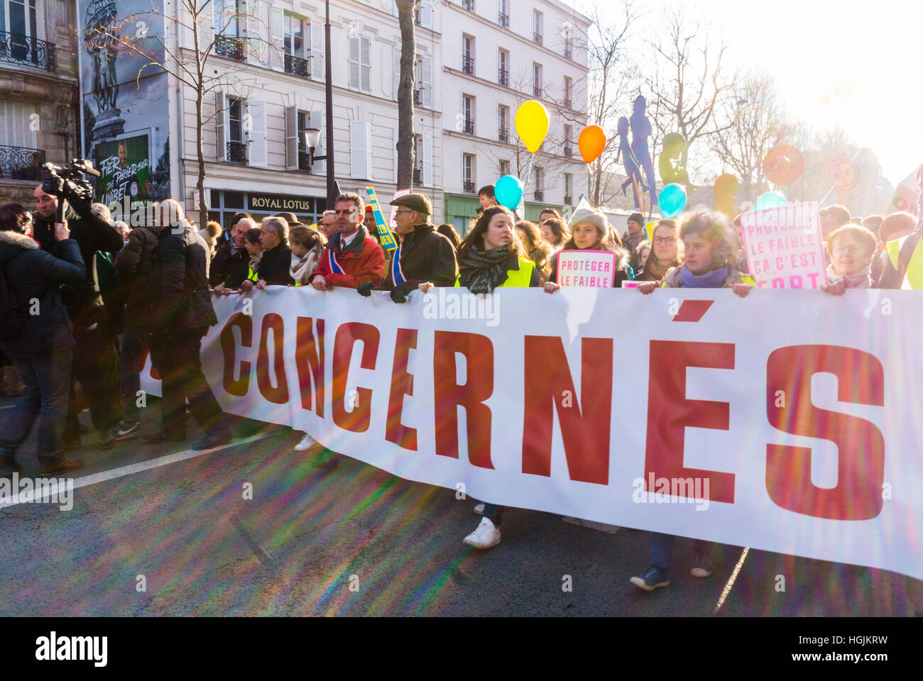 Massen von Franzosen, marschieren aus Protest gegen die legale Abtreibung, marschieren für das Leben Banner, die konservativen Demonstranten „Zehntausende Demonstranten gingen am Sonntag auf die Straßen von Paris gegen Abtreibung und einen Gesetzentwurf, um Pro-Life-Websites davon abzuhalten, „falsche Informationen“ über die Beendigung von Schwangerschaften zu verbreiten. Die Demonstration kommt nur wenige Monate vor der Wahl Frankreichs eines neuen Präsidenten, mit dem rechten Fran cois Fil LON' (The Local, Website) -- Stockfoto
