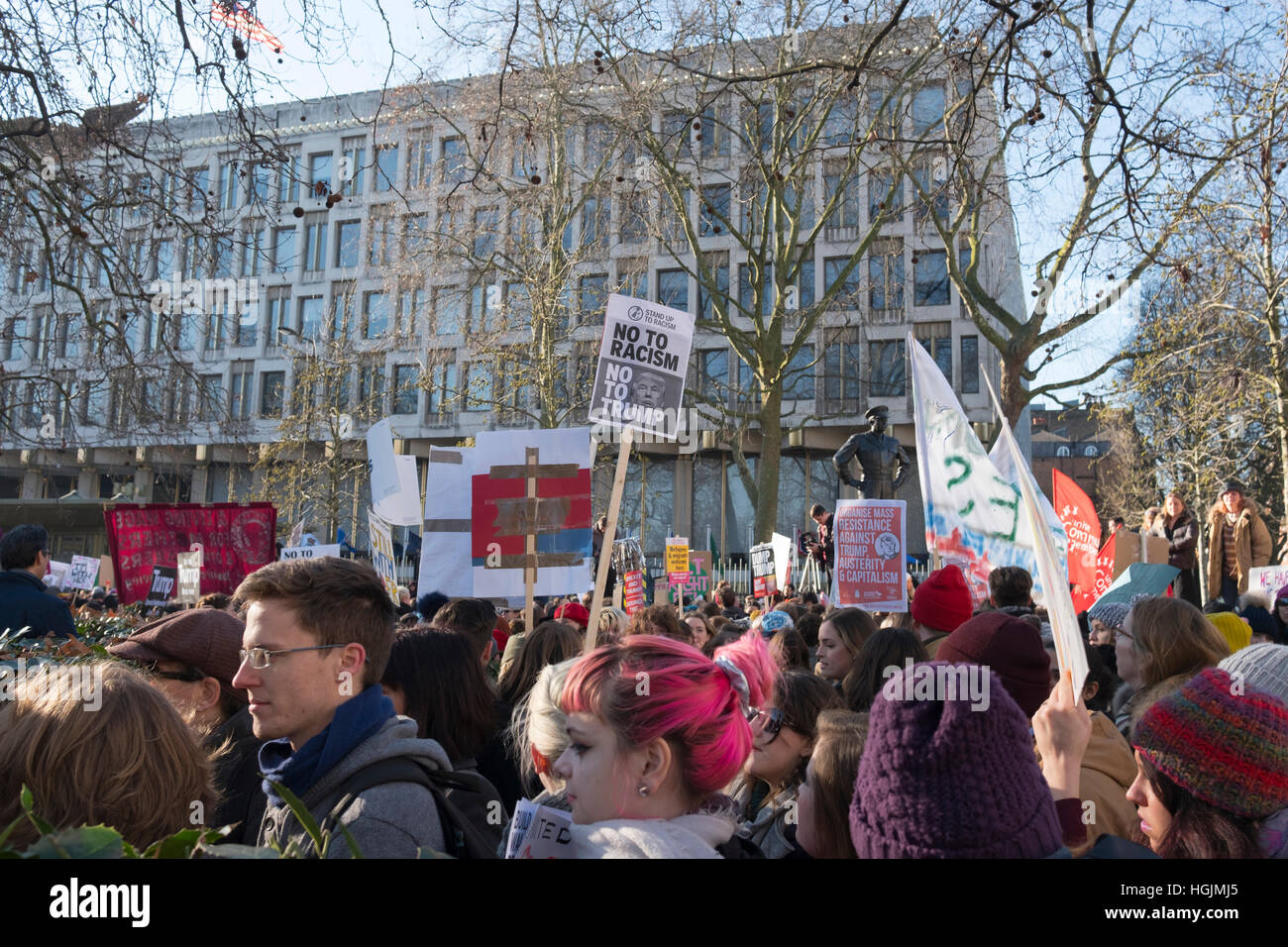 London, UK. 21. Januar 2017. Anti-Trump Demonstranten in der Frauen März in London außerhalb der US-Emgassy am Tag nach der Einweihung der Donald Trump in Grosvenor Square, London, UK Credit: Ellen Rooney/Alamy Live News Stockfoto