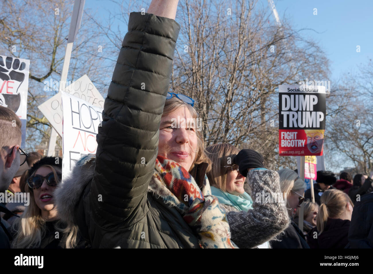 London, UK. 21. Januar 2017. Anti-Trump Demonstranten in der Frauen März in London am Tag nach der Einweihung der Donald Trump in Grosvenor Square, London, UK Credit: Ellen Rooney/Alamy Live News Stockfoto