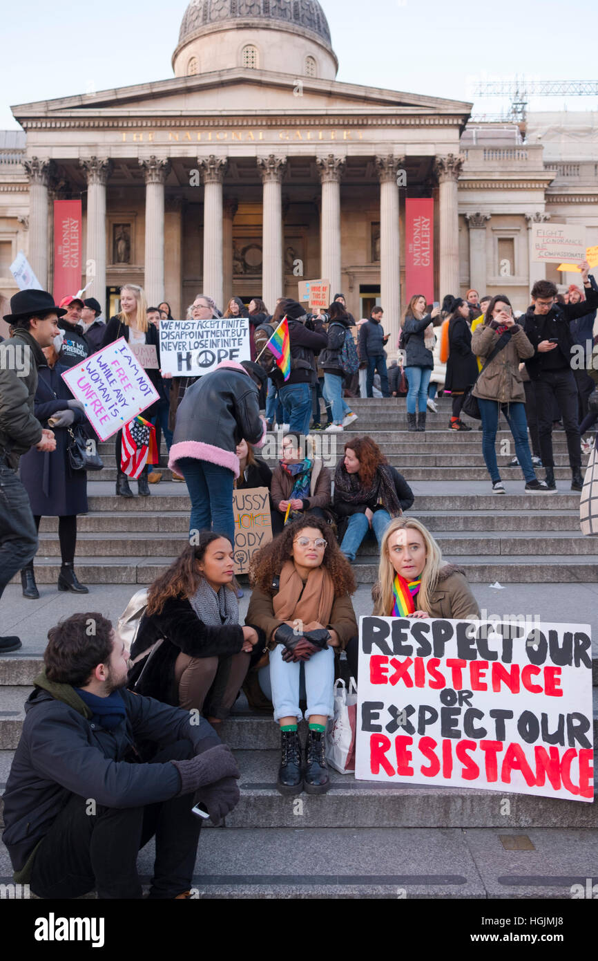 London, UK. 21. Januar 2017. Demonstranten mit Frauenrechte Zeichen auf die Frauen Marsch auf London Trafalgar Square in London, UK Credit: Ellen Rooney/Alamy Live News Stockfoto