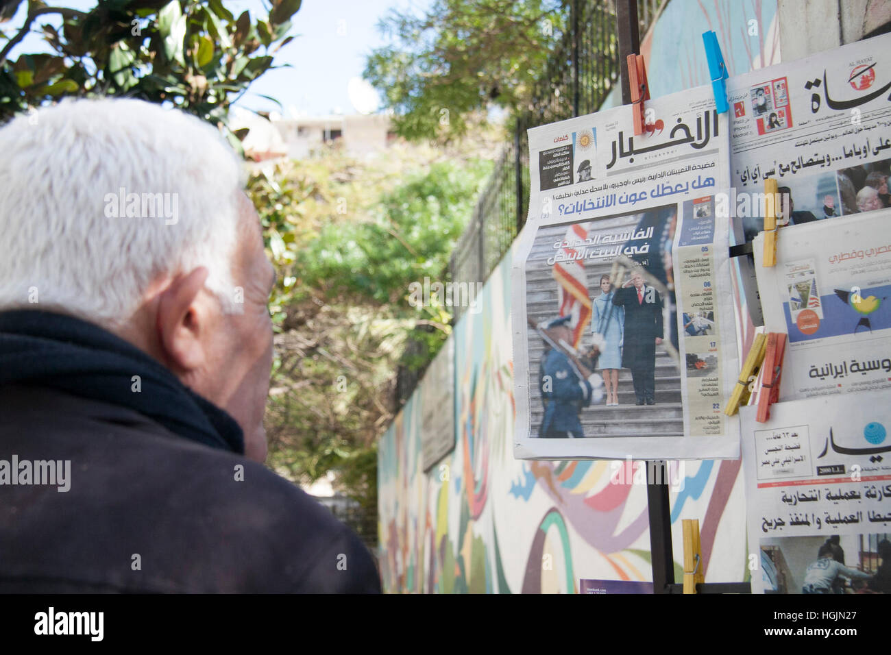 Beirut, Libanon. 22. Januar 2017. Ein Kiosk in Beirut zeigt Arabische Zeitungen mit der Amtseinführung von Präsident Donald Trump Credit: Amer Ghazzal/Alamy Live-Nachrichten Stockfoto