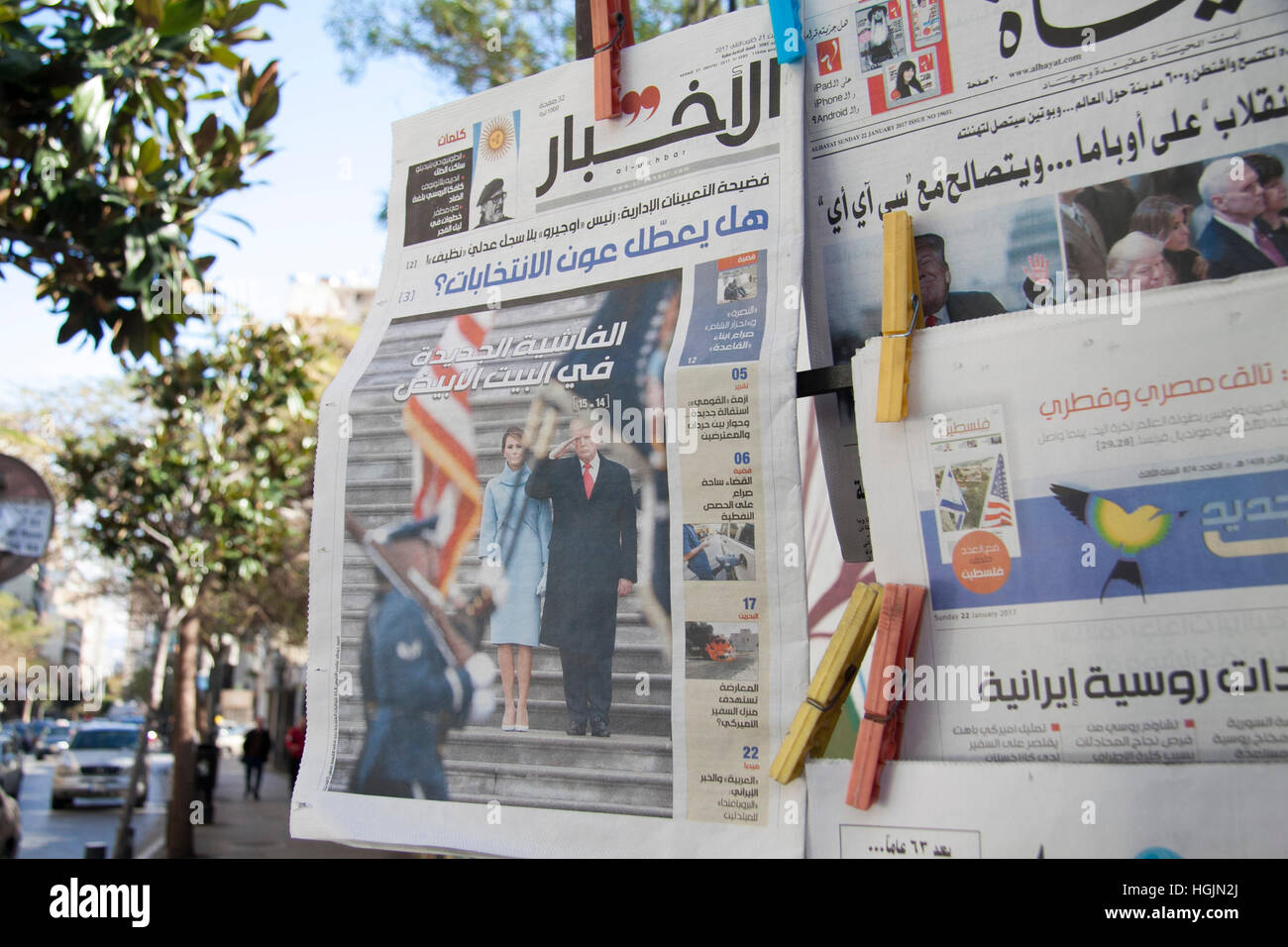 Beirut, Libanon. 22. Januar 2017. Beirut Libanon. 22. Januar 2017. Ein Kiosk in Beirut zeigt Arabische Zeitungen mit der Amtseinführung von Präsident Donald Trump Credit: Amer Ghazzal/Alamy Live-Nachrichten Stockfoto