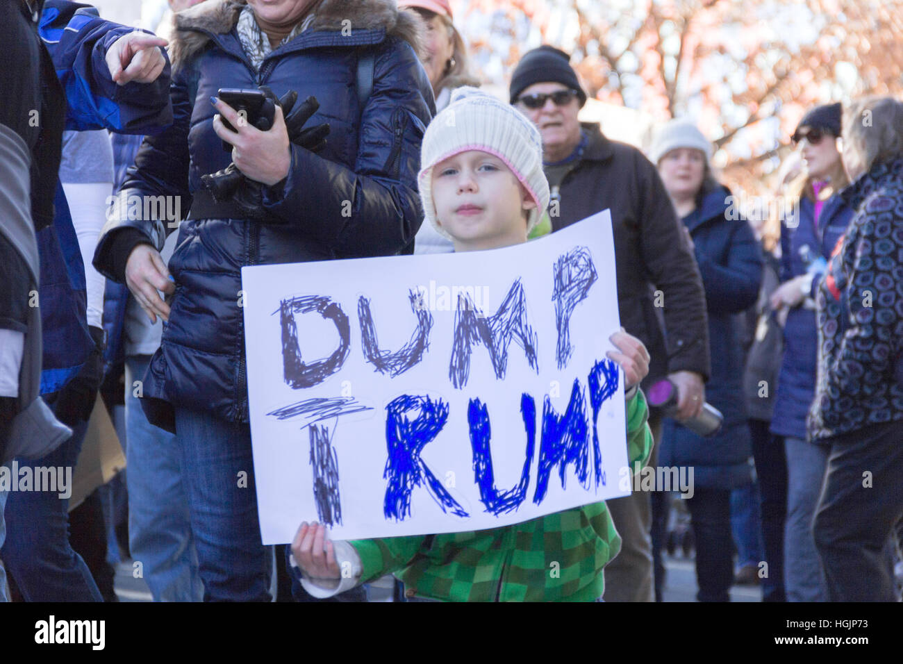 Ein junge märsche Holding einen handgemachten anti Trump Schild 'dump Trumpf "bei der Unterstützung der Frauen im März, Seattle, USA. Stockfoto