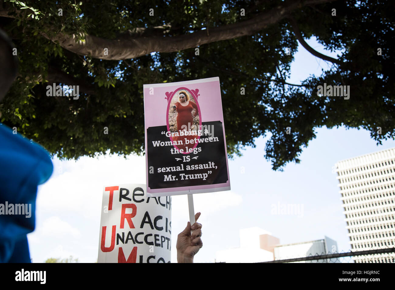 Los Angeles, USA. 21. Januar 2017. Tausende von Angelenos versammelten sich in Downtown Los Angeles, in Solidarität mit den Frauen März in Washington, DC, Protest gegen Donald Trump Politiken und Rhtetoric zu marschieren. Bildnachweis: Andie Mühlen/Alamy Live-Nachrichten Stockfoto