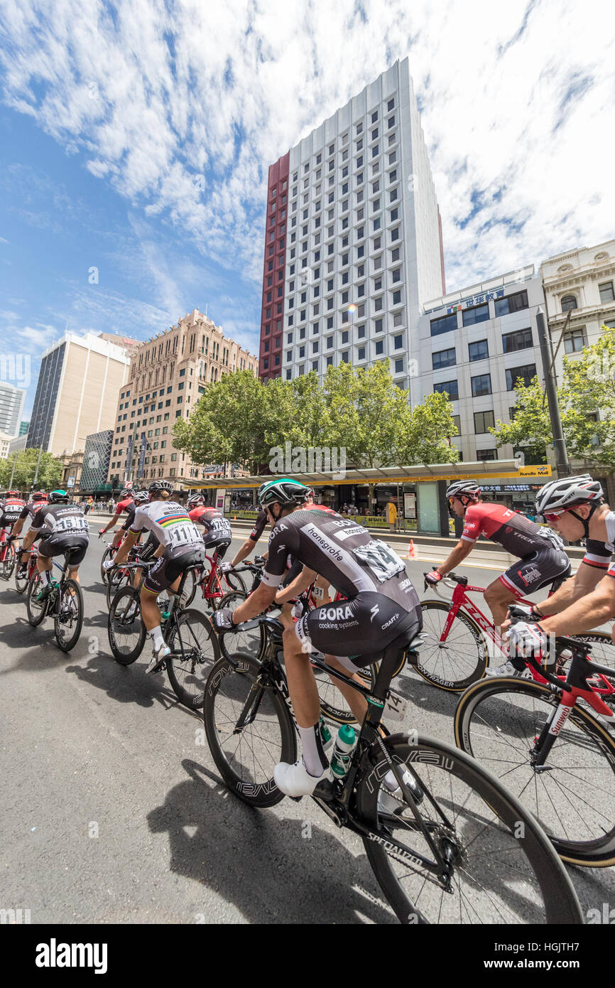 Adelaide, Australien. 22. Januar 2017. Radfahrer von der Bora - Hansgrohe-Mannschaft (BOH) während der 6. Etappe der Santos Tour Down bis 2017. Bildnachweis: Ryan Fletcher/Alamy Live-Nachrichten Stockfoto