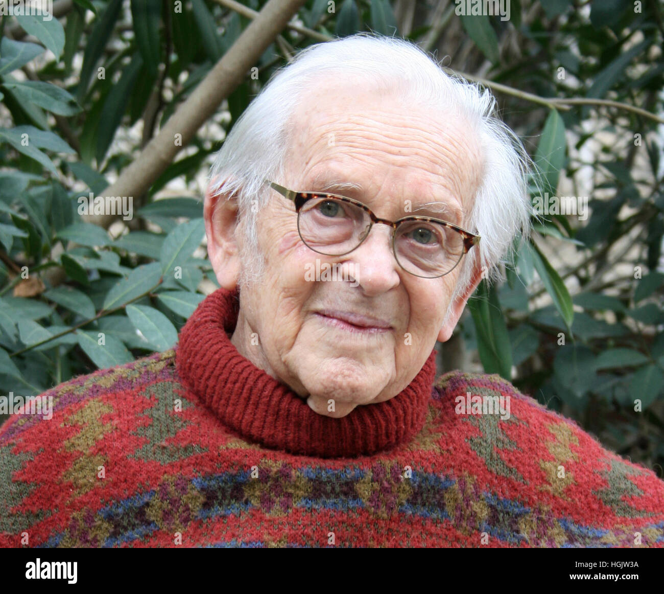 Jerusalem, Israel. 17. Januar 2017. Holocaust-Überlebende und Künstler Jehuda Bacon sitzt im Garten des Leo Baeck Instituts in Jerusalem, Israel, 17. Januar 2017. Bacon studierte Kunst an der Bezalel-Kunstakademie. Seine Zeichnungen von seinen eigenen Erfahrungen in Auschwitz und anderen Lagern wurden während der Prozess gegen Eichmann und den Auschwitzprozessen in Frankfurt am Main eingesetzt. Foto: Stefanie Järkel/Dpa/Alamy Live News Stockfoto
