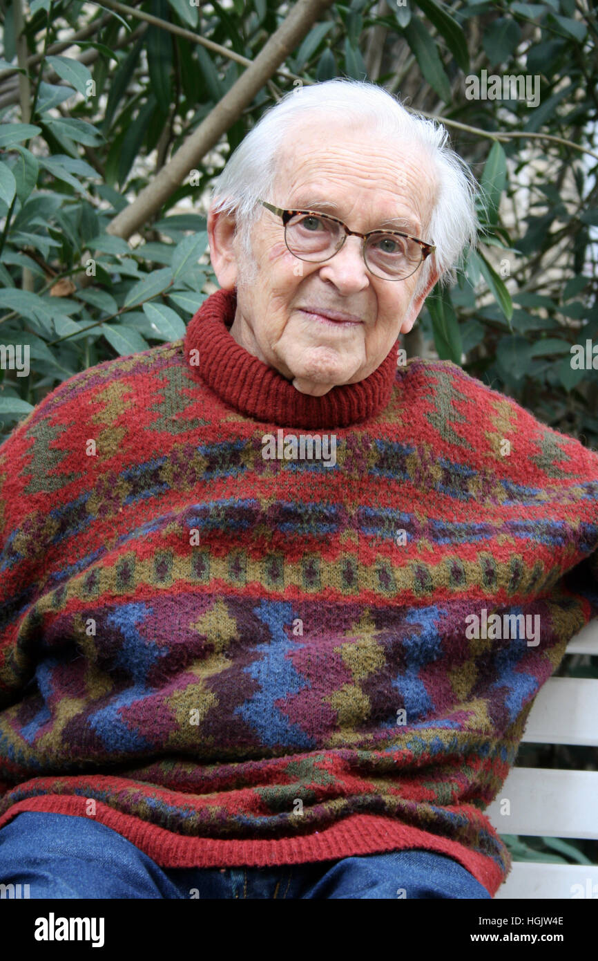 Jerusalem, Israel. 17. Januar 2017. Holocaust-Überlebende und Künstler Jehuda Bacon sitzt im Garten des Leo Baeck Instituts in Jerusalem, Israel, 17. Januar 2017. Bacon studierte Kunst an der Bezalel-Kunstakademie. Seine Zeichnungen von seinen eigenen Erfahrungen in Auschwitz und anderen Lagern wurden während der Prozess gegen Eichmann und den Auschwitzprozessen in Frankfurt am Main eingesetzt. Foto: Stefanie Järkel/Dpa/Alamy Live News Stockfoto