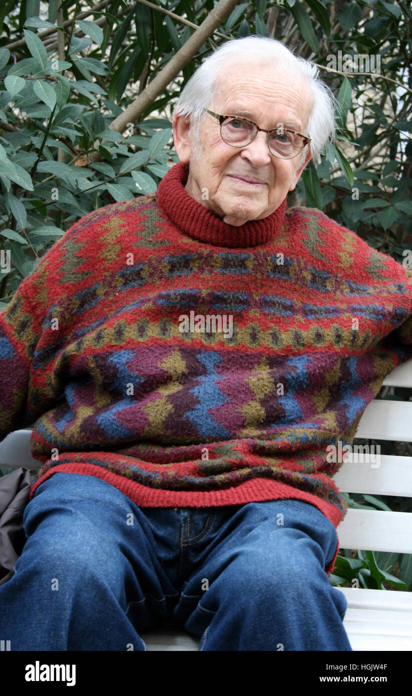 Jerusalem, Israel. 17. Januar 2017. Holocaust-Überlebende und Künstler Jehuda Bacon sitzt im Garten des Leo Baeck Instituts in Jerusalem, Israel, 17. Januar 2017. Bacon studierte Kunst an der Bezalel-Kunstakademie. Seine Zeichnungen von seinen eigenen Erfahrungen in Auschwitz und anderen Lagern wurden während der Prozess gegen Eichmann und den Auschwitzprozessen in Frankfurt am Main eingesetzt. Foto: Stefanie Järkel/Dpa/Alamy Live News Stockfoto