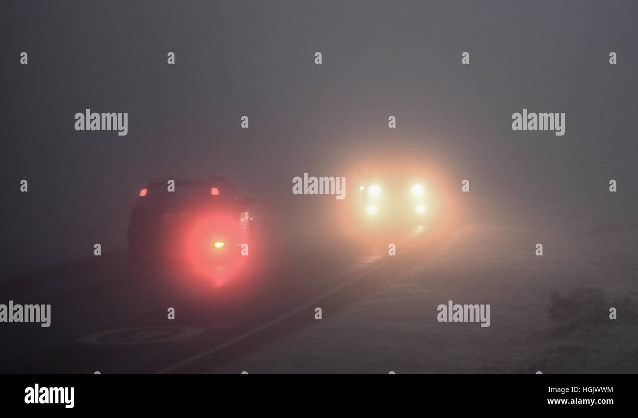 Godshill, New Forest, Hampshire, Großbritannien. 23.. Januar 2017. Wetter. Fahren im Nebel. Nebelscheinwerfer und Scheinwerfer im Auto, die durch dichten, eisigen Nebel leuchten, sorgen an einem Wintermorgen für gefährliche Fahrbedingungen. Stockfoto