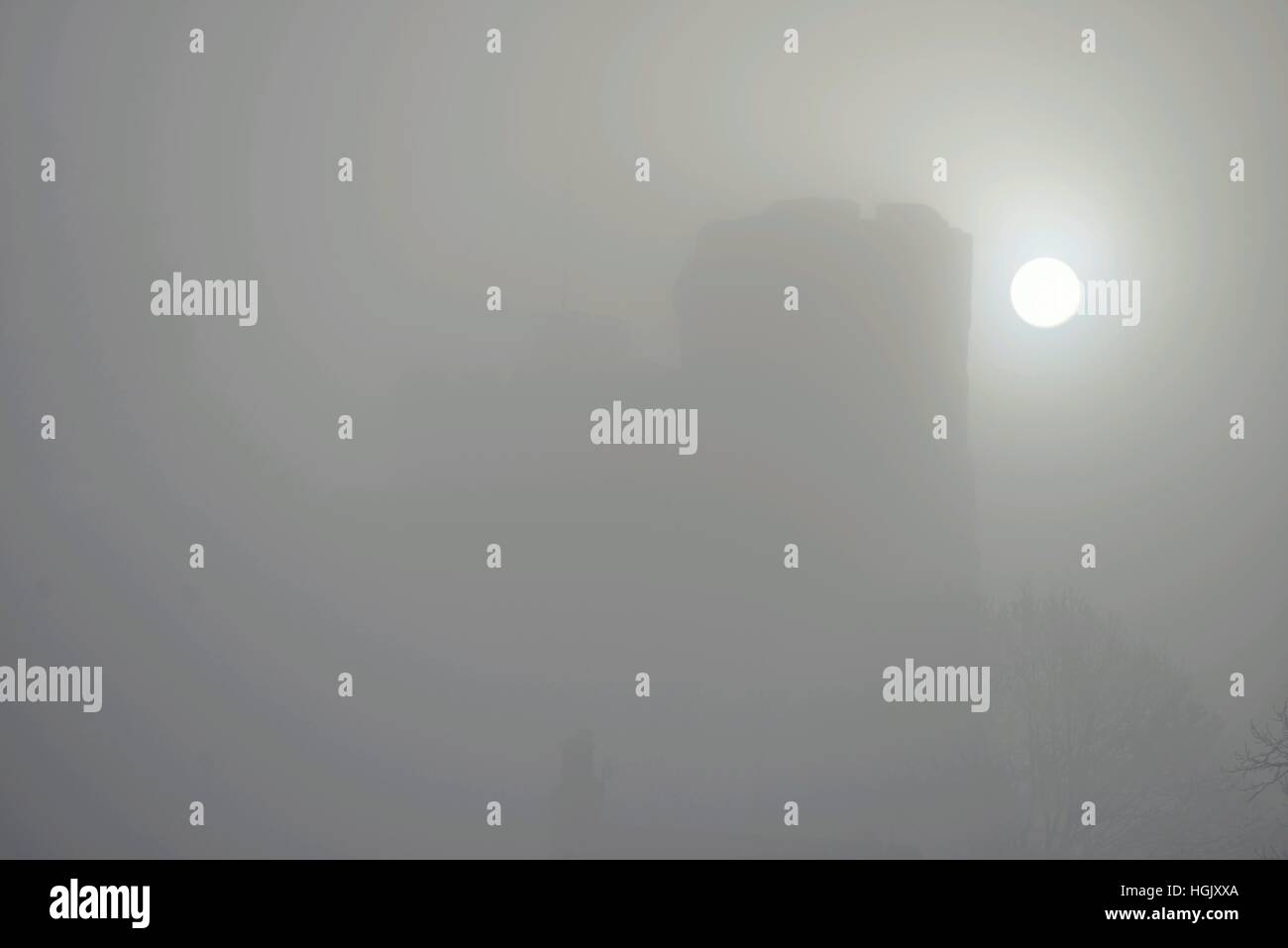 Lewes, East Sussex, UK. Die Sonne scheint durch starken Nebel über Lewes Castle in den South Downs National Park Credit: Peter Cripps/Alamy Live News Stockfoto Lewes, East Sussex, UK. Die Sonne scheint durch starken Nebel über Lewes Castle in den South Downs National Park Credit: Peter Cripps/Alamy Live News Stockfoto