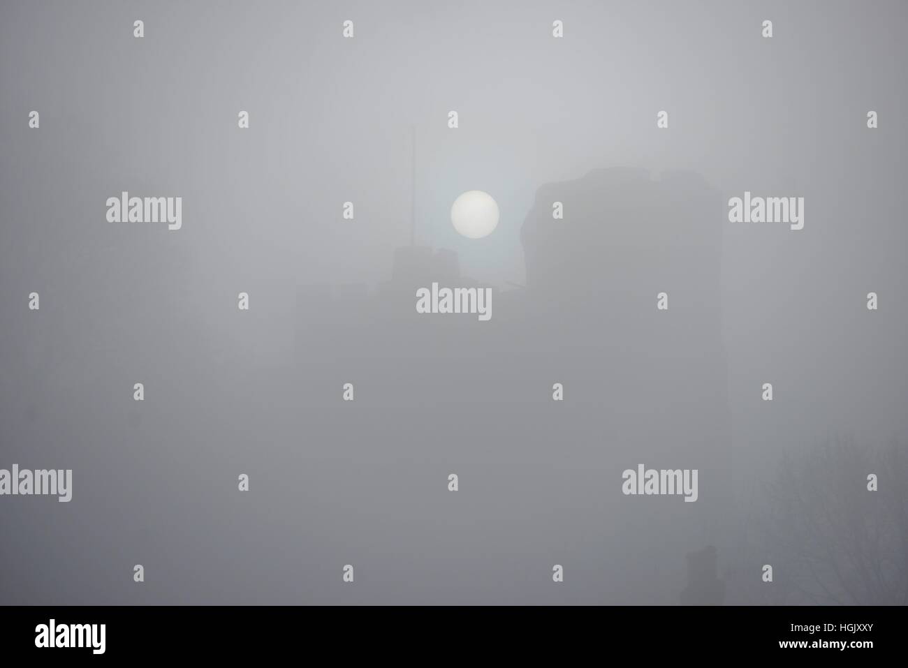 Lewes, East Sussex, UK. Die Sonne scheint durch starken Nebel über Lewes Castle in den South Downs National Park Credit: Peter Cripps/Alamy Live News Stockfoto Lewes, East Sussex, UK. Die Sonne scheint durch starken Nebel über Lewes Castle in den South Downs National Park Credit: Peter Cripps/Alamy Live News Stockfoto