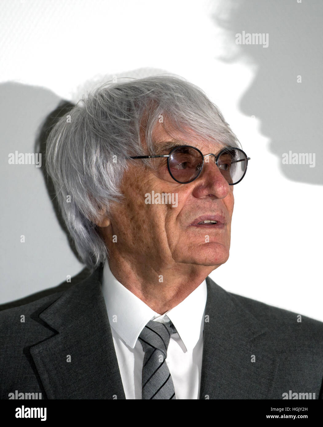 Formel 1-Boss Bernie Ecclestone wird das Landgericht München, 24. Juni 2014. Ecclestone ist mit Bestechung und Anstiftung zur Verletzung von Vertrauen "in einem besonders schweren Fall" über eine 44 Millionen US-Dollar Zahlung an einen deutschen Banker, aufgeladen, die Staatsanwälte bedeutet wurde behaupten, um den Verkauf von Formula One Group an einen Käufer Ecclestone nach Wunsch zu erleichtern. Foto: PETER KNEFFEL/DPA | weltweite Nutzung Stockfoto