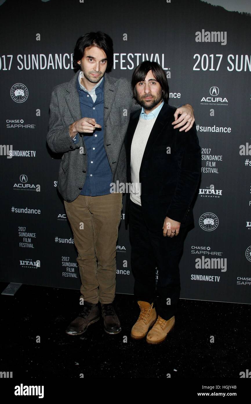 Alex Ross, Jason Schwartzman im Ankunftsbereich für goldene Ausfahrten Premiere beim Sundance Film Festival 2017, The Library Theater, Park City, UT 22. Januar 2017. Foto von: James Atoa/Everett Collection Stockfoto