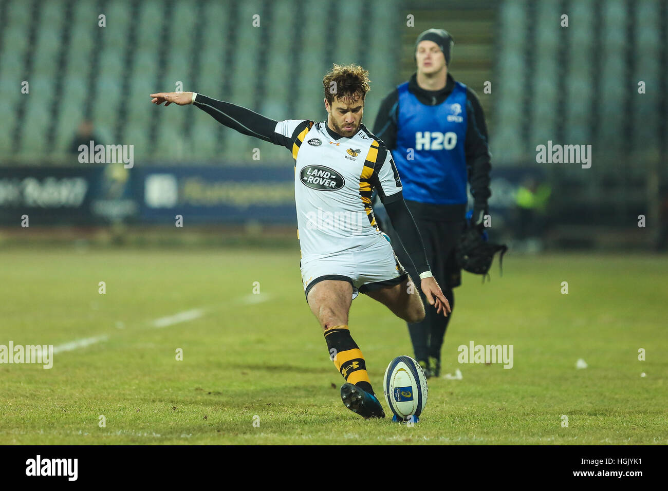 Parma, Italien. 22. Januar 2017. London Wasps Fly Hälfte Danny Cipriani mit der Konvertierung tritt in der Partie gegen Zebre in EPCR Rugby Champions © Massimiliano Carnabuci/Alamy Nachrichten Stockfoto