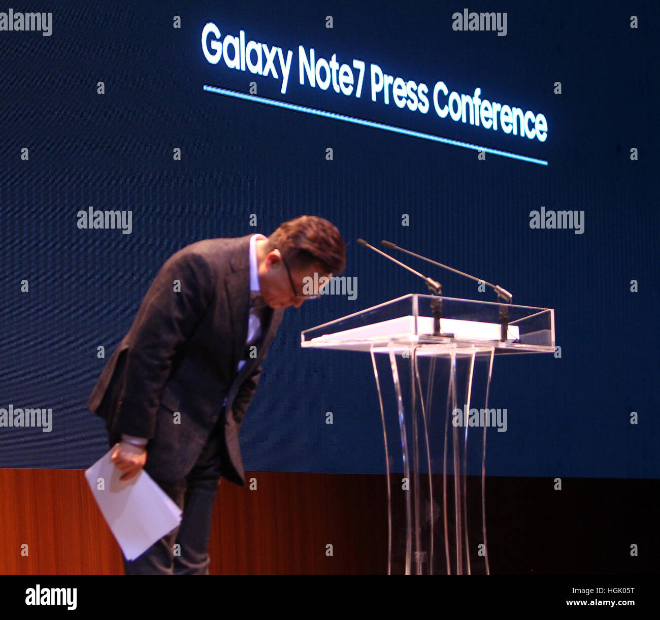 Seoul, Südkorea. 23. Januar 2017. Koh Dong-Jin, Leiter des Samsungs mobile Business, beugt einer speziellen Pressekonferenz in Seoul, Südkorea, 23. Januar 2017. Samsung Electronics, das Vertrauen der Verbraucher wiederherstellen nach einige seiner Flaggschiff Galaxy Note 7 s Entzündungsgefahr gekämpft hat, sah Batterie Mängel als die Hauptursache für Brände. Bildnachweis: Yao Qilin/Xinhua/Alamy Live-Nachrichten Stockfoto