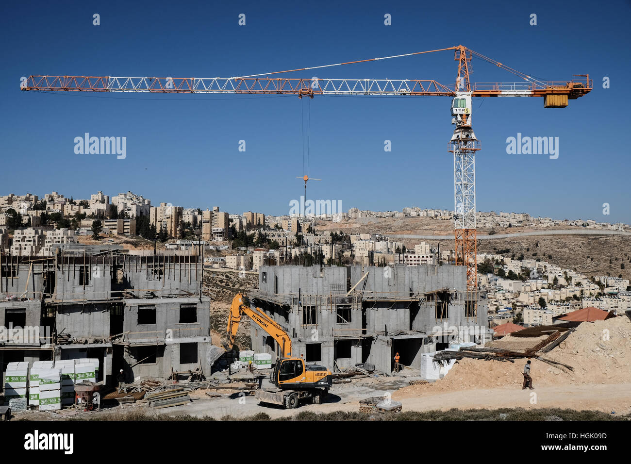 Jerusalem, Israel. 23. Januar 2017. Wohnungsbau ist an den Osthängen der Pisgat Zeev, in Ost-Jerusalem auf Territorium von der internationalen Gemeinschaft eine Regelung über die 1949-"grüne Linie" Waffenstillstand-Vereinbarung mit Jordanien als nicht abgeschlossen. Nur einen Tag nach der Amtseinführung von US-Präsident Trump, genehmigte Jerusalem städtische Beamten am Sonntag Baupläne für 566 zusätzliche jüdische Wohnungen in Ost-Jerusalem, Pläne, die im Zuge einer Resolution des UN-Sicherheitsrates 2334 im Dezember 2016 verschoben worden war. Bildnachweis: Nir Alon/Alamy Live-Nachrichten Stockfoto