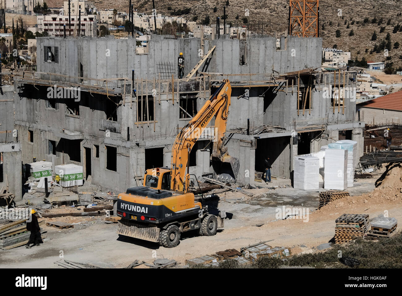 Jerusalem, Israel. 23. Januar 2017. Wohnungsbau ist an den Osthängen der Pisgat Zeev, in Ost-Jerusalem auf Territorium von der internationalen Gemeinschaft eine Regelung über die 1949-"grüne Linie" Waffenstillstand-Vereinbarung mit Jordanien als nicht abgeschlossen. Nur einen Tag nach der Amtseinführung von US-Präsident Trump, genehmigte Jerusalem städtische Beamten am Sonntag Baupläne für 566 zusätzliche jüdische Wohnungen in Ost-Jerusalem, Pläne, die im Zuge einer Resolution des UN-Sicherheitsrates 2334 im Dezember 2016 verschoben worden war. Bildnachweis: Nir Alon/Alamy Live-Nachrichten Stockfoto