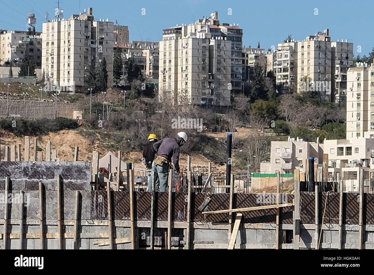 Jerusalem, Israel. 23. Januar 2017. Wohnungsbau ist an den Osthängen der Pisgat Zeev, in Ost-Jerusalem auf Territorium von der internationalen Gemeinschaft eine Regelung über die 1949-"grüne Linie" Waffenstillstand-Vereinbarung mit Jordanien als nicht abgeschlossen. Nur einen Tag nach der Amtseinführung von US-Präsident Trump, genehmigte Jerusalem städtische Beamten am Sonntag Baupläne für 566 zusätzliche jüdische Wohnungen in Ost-Jerusalem, Pläne, die im Zuge einer Resolution des UN-Sicherheitsrates 2334 im Dezember 2016 verschoben worden war. Bildnachweis: Nir Alon/Alamy Live-Nachrichten Stockfoto
